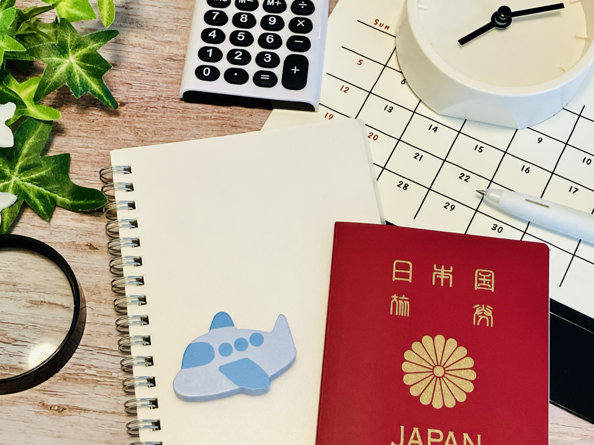 パスポート、時計、カレンダーを並べた申請日程のイメージ写真