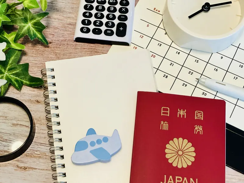 パスポートとカレンダー、電卓