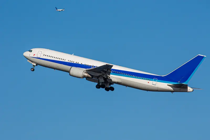 青空を飛ぶ旅客機
