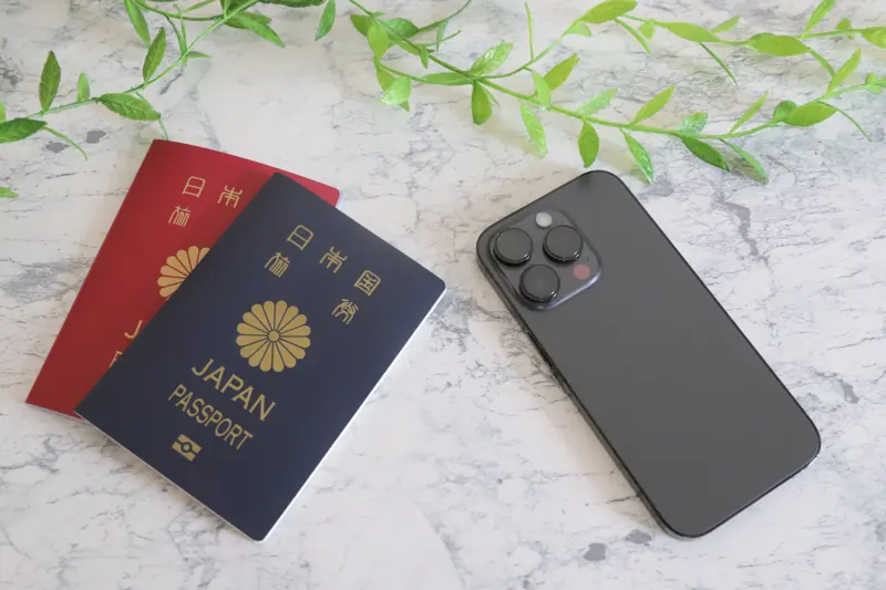 パスポートとスマートフォン