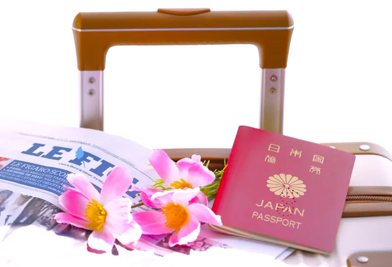 旅行用の荷物とパスポート